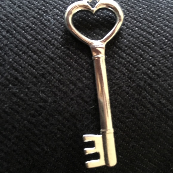 18” 925 Stamped Chain w/ Silver Alloy Key Pendant - Picture 5 of 5